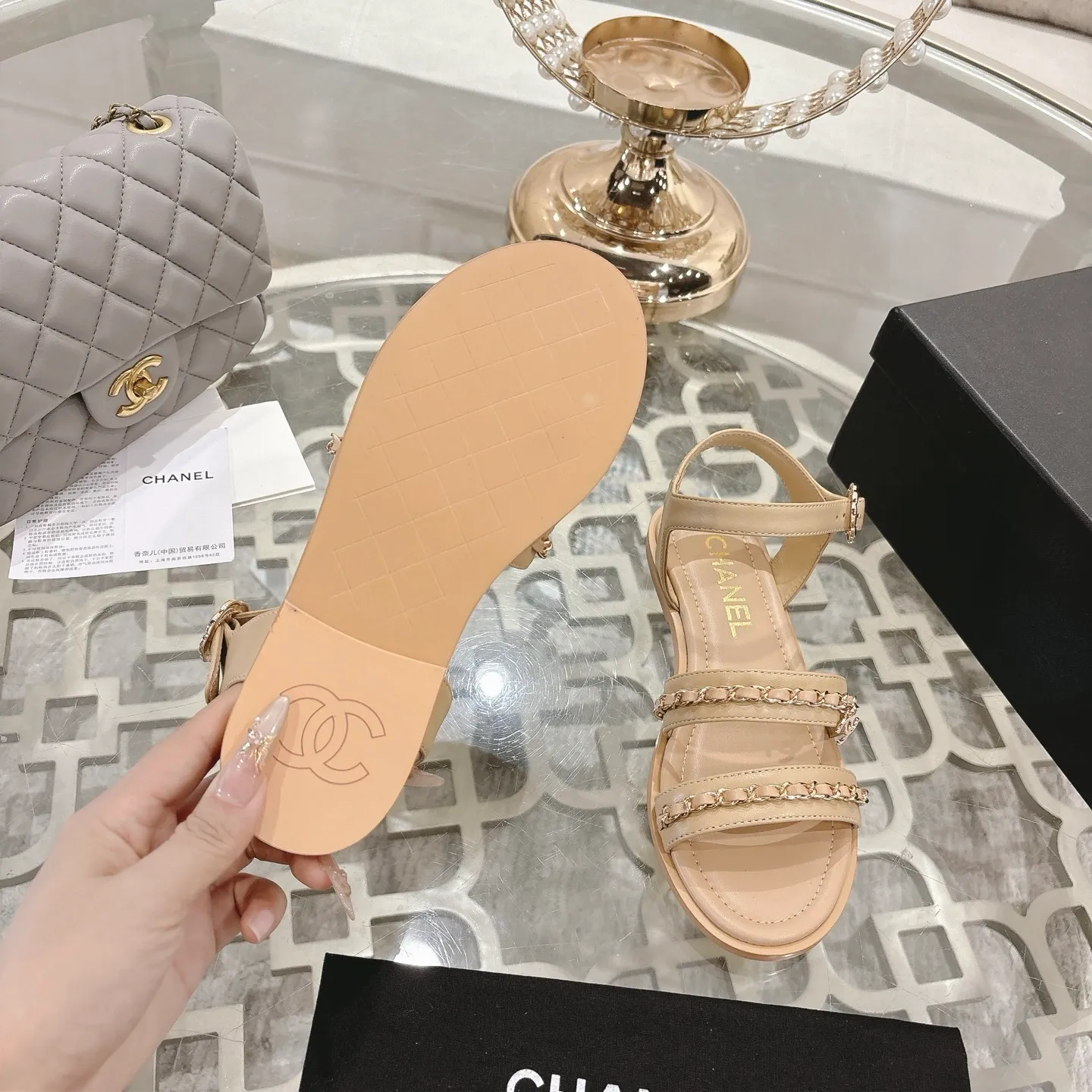 👟👟Ex-factory price 560👟👟Chanel Xiaoxiang 2025ss spring and summer latest catwalk fashion chain decoration top quality! Accurate to 1:1, light luxury without tiring the feet, the upper foot can be matched with spring and summer clothes at will, highlighting texture and taste, simple yet luxurious appearance, even if it is just a pair of sandals, it is definitely a must-have pair in the summer shoe cabinet. Upper: imported lambskin. Lining: imported sheepskin lining. Outsole: original customized outsole. Size: 35-40 (40.41.42 custom-made, non-returnable)